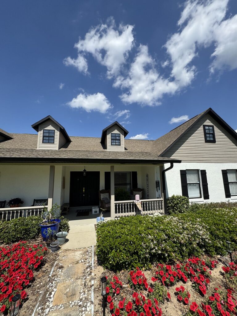 Front view of the Umatilla, FL home